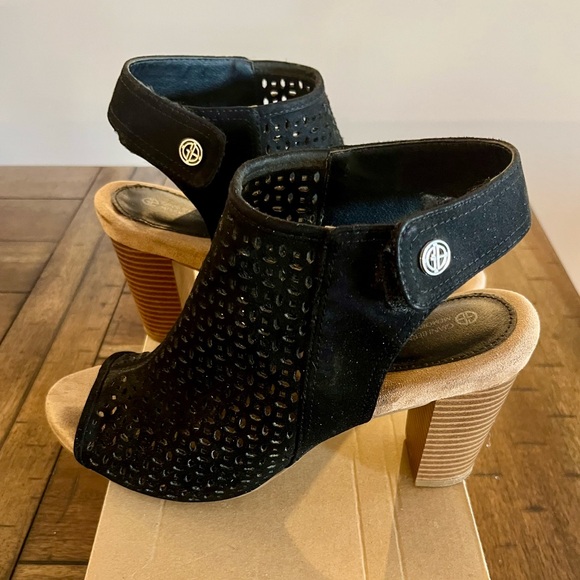 Giani Bernini Black Perforated Block Heels - Size 9 - Picture 3 of 9